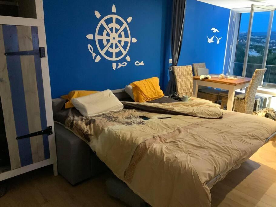 Athena Ohana, Les Pieds Dans L'eau Bandol
